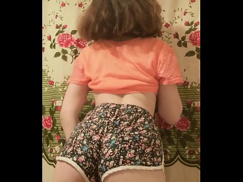 ❤️ Giovane pupa sexy fa uno striptease riprendendo i suoi pantaloncini alla telecamera ❌ Video di sessoal it.teatroporno.ru ❌️❤