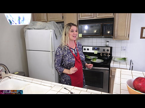 ❤️ Matrigna che lo munge in cucina prima del suo appuntamento ❌ Video di sessoal it.teatroporno.ru ❌️❤