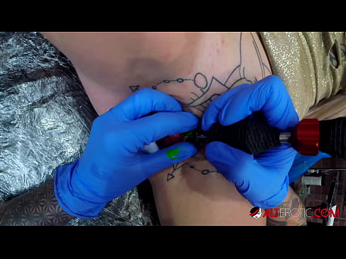 ❤️ Estremamente tatuato hottie Sully Savage ottenuto un tatuaggio sul suo clitoride ❌ Video di sessoal it.teatroporno.ru ❌️❤